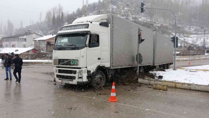 Kırımızı Işıkla Bekleyen Otomobile Tır Çarptı: 1 Yaralı
