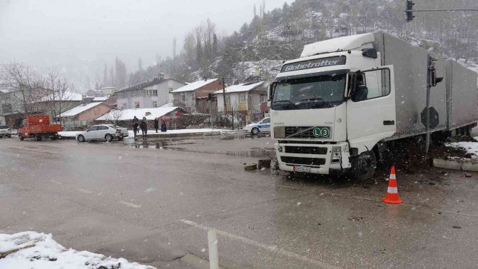 Kırımızı Işıkla Bekleyen Otomobile Tır Çarptı: 1 Yaralı