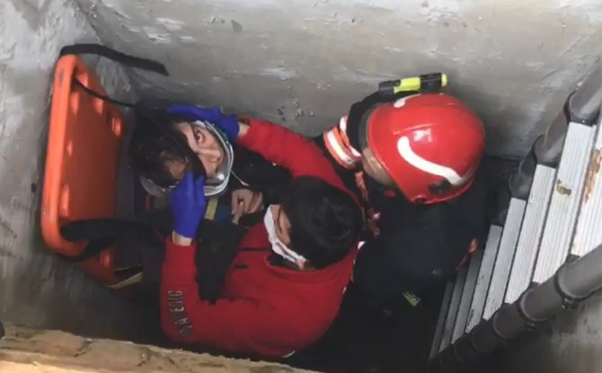 Havalandırma Boşluğuna Düşen Engelli Vatandaşı İtfaiye Ekipleri Kurtardı