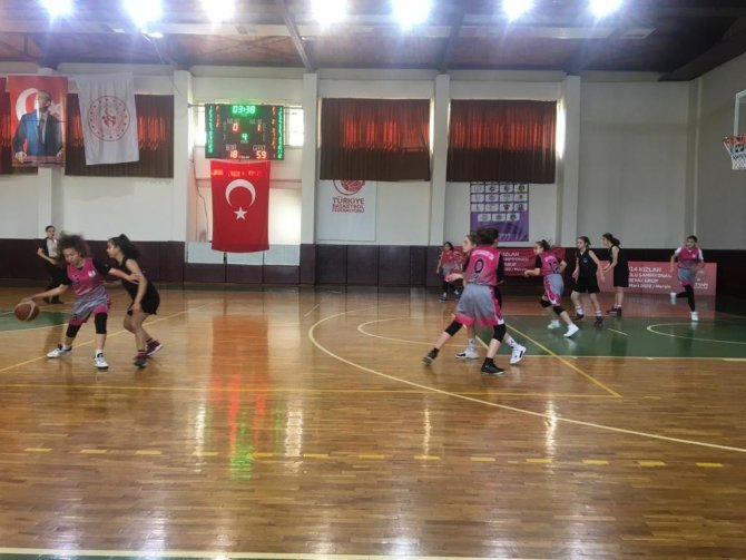 Canik Belediyespor U14 Kız Basketbol Takımı En İyi 8 Arasına Girdi