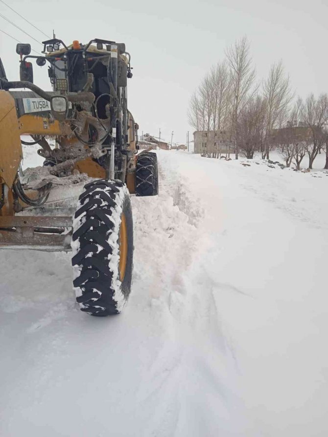 Tuşba Belediyesi’nden Karla Mücadele Çalışması