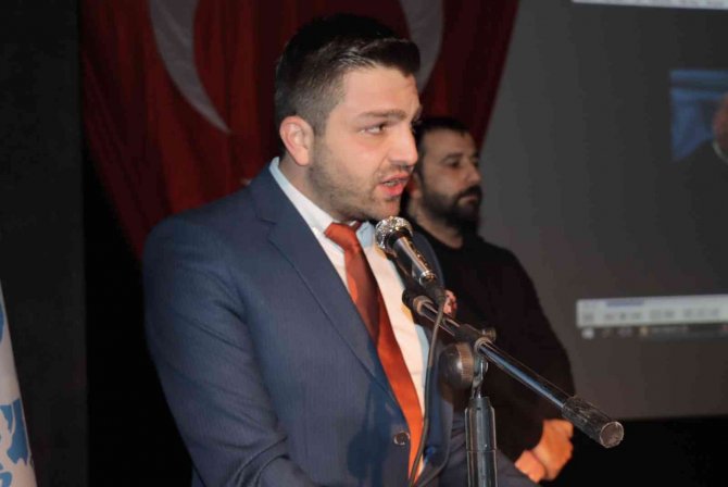 Kuşadası Ülkü Ocakları’ndan Tiyatro Gösterisi