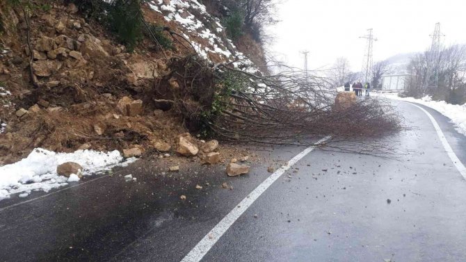 Ünye’de Toprak Kayması Sebebiyle Kaya Parçaları Yola Savruldu
