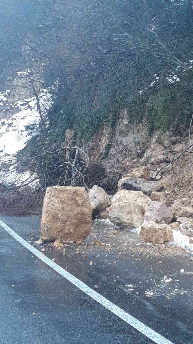 Ünye’de Toprak Kayması Sebebiyle Kaya Parçaları Yola Savruldu