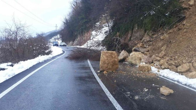 Ünye’de Toprak Kayması Sebebiyle Kaya Parçaları Yola Savruldu