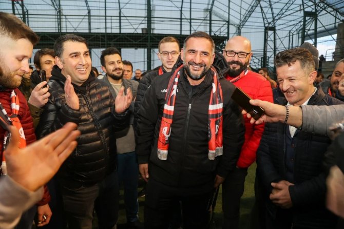 Uşaksporlu Taraftarlardan Ümit Karan’a Hoş Geldin Kutlaması
