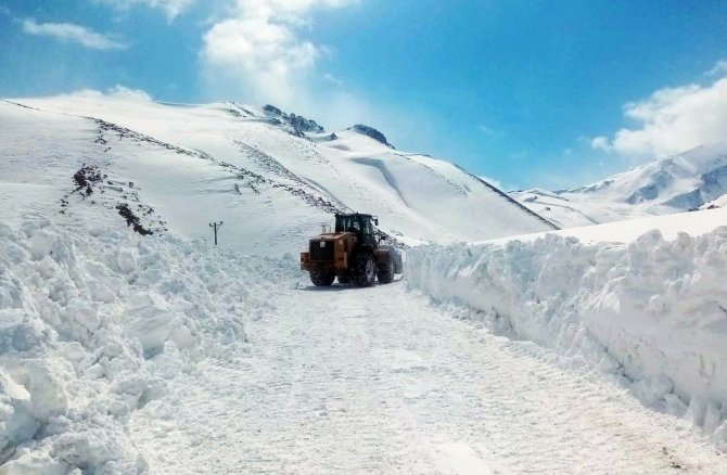 Van Büyükşehir Belediyesi’nin Karla Mücadelesi Sürüyor