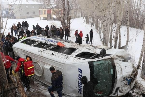 Van’da Yolcu Minibüsü Devrildi: 14 Yaralı