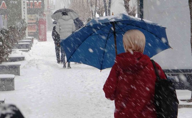 Van’da Kardan 318 Yerleşim Yerinin Yolu Ulaşıma Kapandı