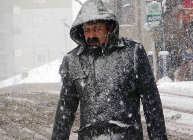 Van’da Kardan 318 Yerleşim Yerinin Yolu Ulaşıma Kapandı
