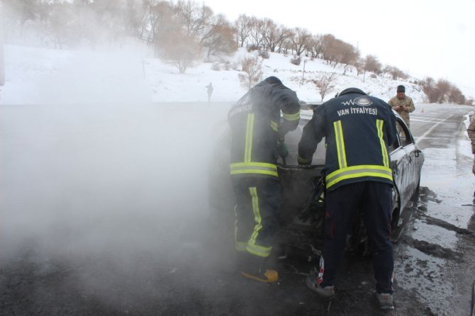Van’da Seyir Halindeyken Alev Alan Otomobil Küle Döndü