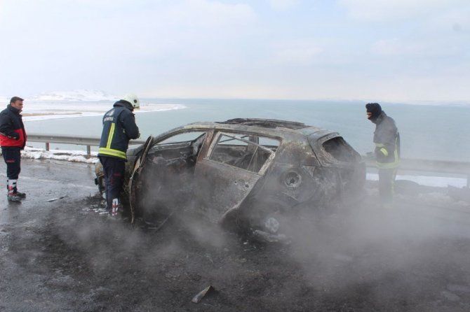 Van’da Seyir Halindeyken Alev Alan Otomobil Küle Döndü