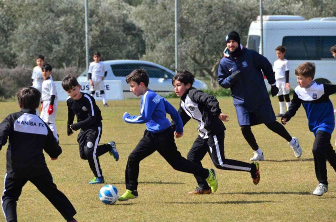 Yunusemre Belediyesinden Çanakkale Zaferi Anısına Futbol Turnuvası