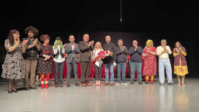 ‘Çaycuma Gecesi’ Tiyatro Oyunu, İzleyenlerden Büyük Beğeni Aldı