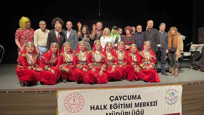 ‘Çaycuma Gecesi’ Tiyatro Oyunu, İzleyenlerden Büyük Beğeni Aldı