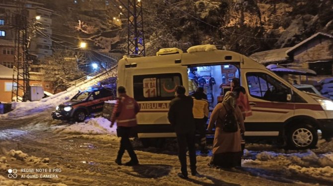 Yoğun Karda Yaşlı Kadının İmdadına Yetiştiler