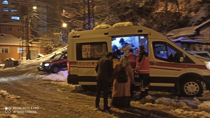 Yoğun Karda Yaşlı Kadının İmdadına Yetiştiler