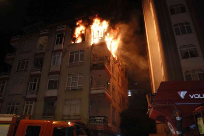 Üçlü Priz Yangın Çıkarttı, Ev Alevlere Teslim Oldu