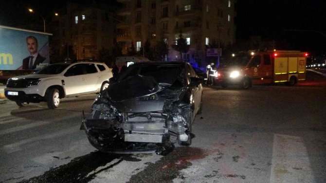 İ̇ki Otomobil Çarpıştı: 2 Yaralı