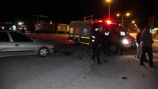 İ̇ki Otomobil Çarpıştı: 2 Yaralı