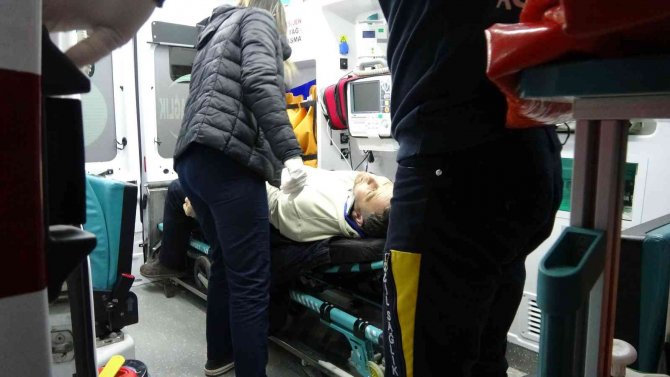 İ̇ki Otomobil Çarpıştı: 2 Yaralı