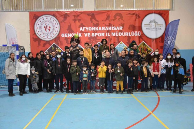 Satranç Turnuvasında Dereceye Girenler Ödüllendirildi