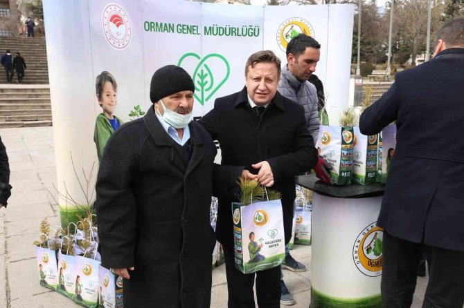 Afyonkarahisar’da 5 Bin Fidan Dağıtıldı