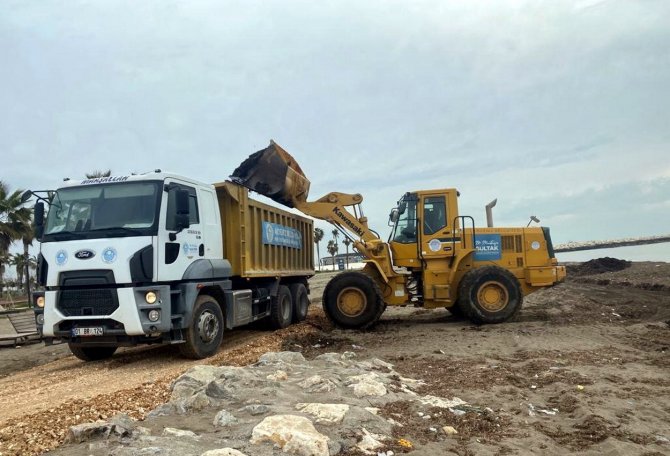 Millet Bahçesi Sahiline Vuran Atıklar Toplandı