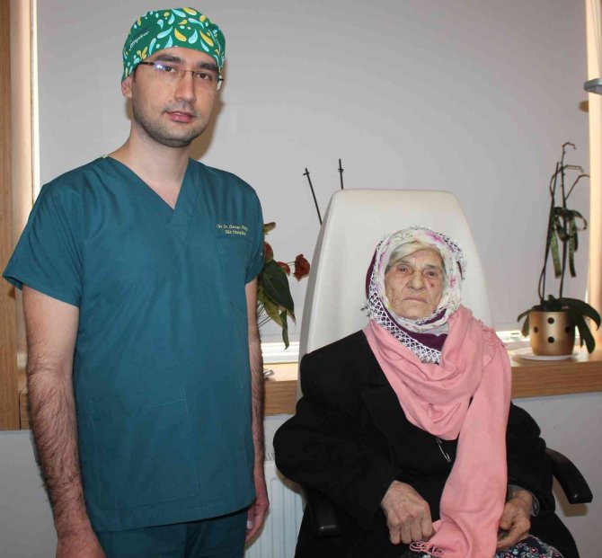 Yaşlı Kadın Yeniden Görmeye Başladı