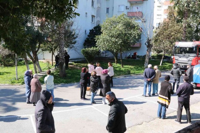 Antalya’da 8 Katlı Binada Yangın Paniği