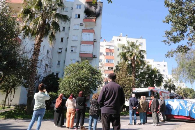 Antalya’da 8 Katlı Binada Yangın Paniği