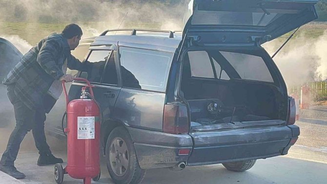 Alev Alev Yanan Araca Canları Pahasına Müdahale Ettiler