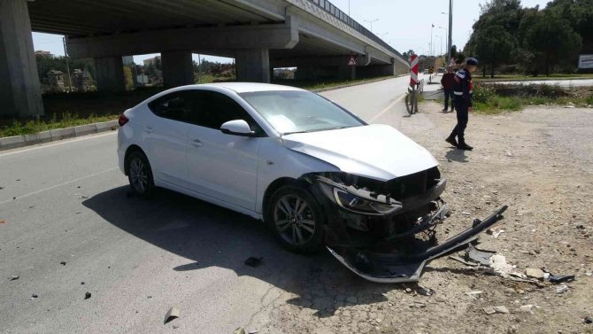 Kaza Yaptığı Otomobilden Kendini Dışarı Zor Attı