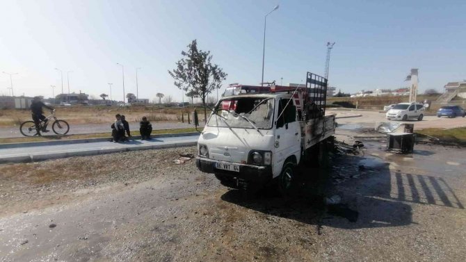 Hurda Taşıdığı Kamyonet Alev Alev Yandı, 3 Yaşındaki Oğluyla Birlikte Canını Zor Kurtardı