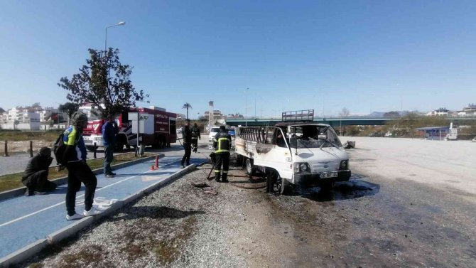 Hurda Taşıdığı Kamyonet Alev Alev Yandı, 3 Yaşındaki Oğluyla Birlikte Canını Zor Kurtardı