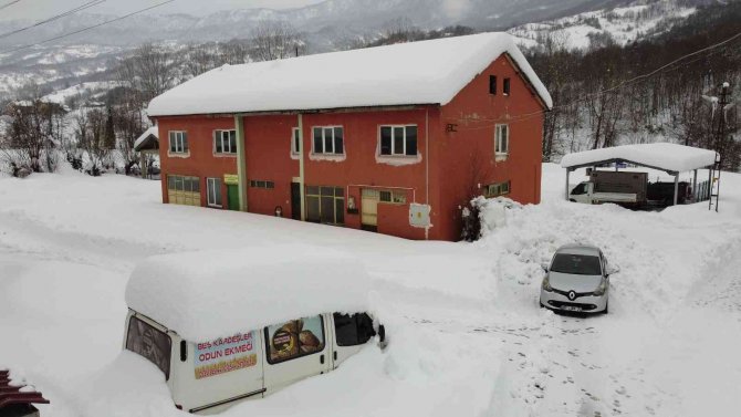 500 Rakımlı Köyde Araçlar Kar Altında Kaldı