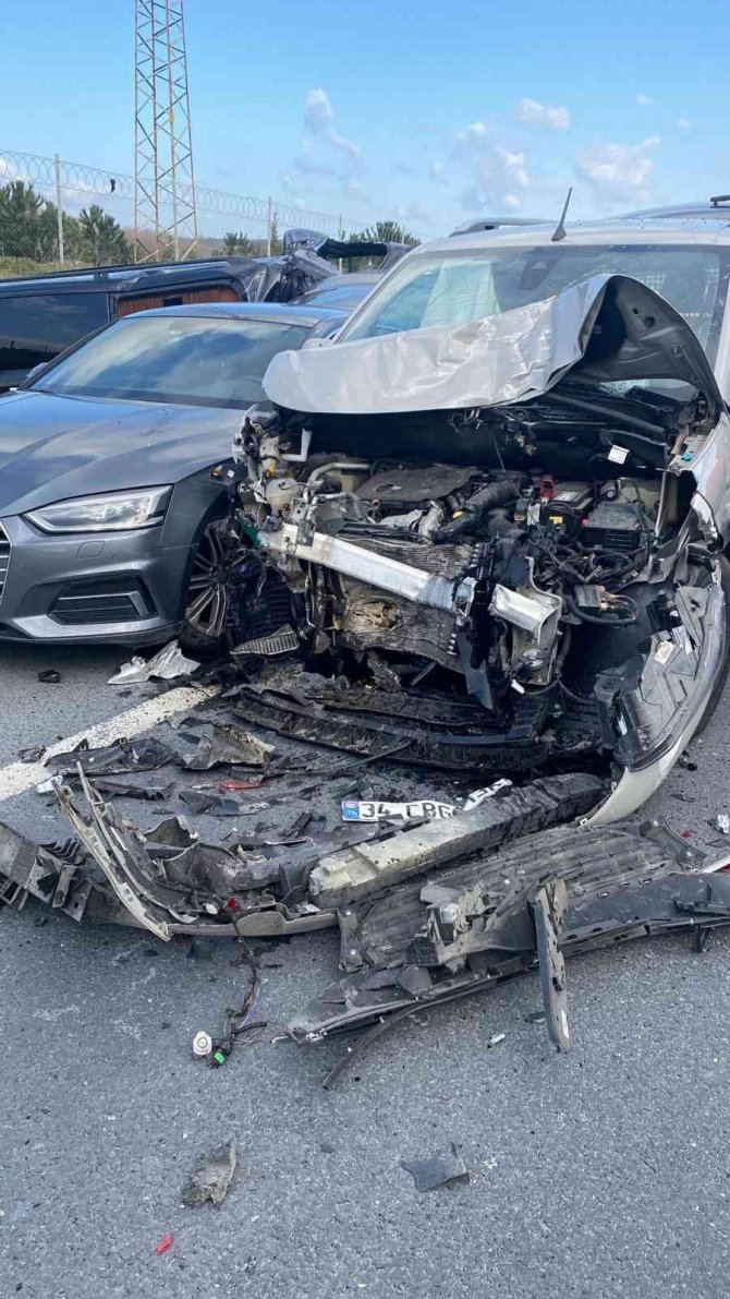 Arnavutköy’de 3 Araç Birbirine Girdi: 1 Yaralı
