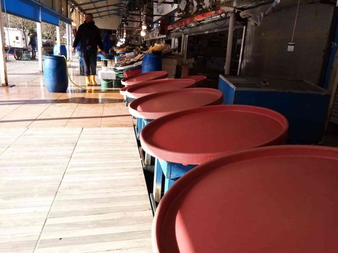 Fırtına Balık Tezgahlarına Esti