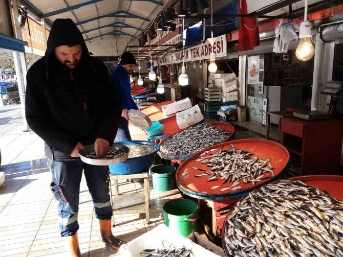 Fırtına Balık Tezgahlarına Esti