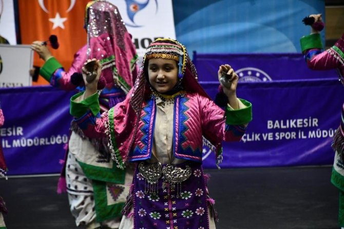 Balıkesir’de Halk Oyunları Şenliği Yapıldı