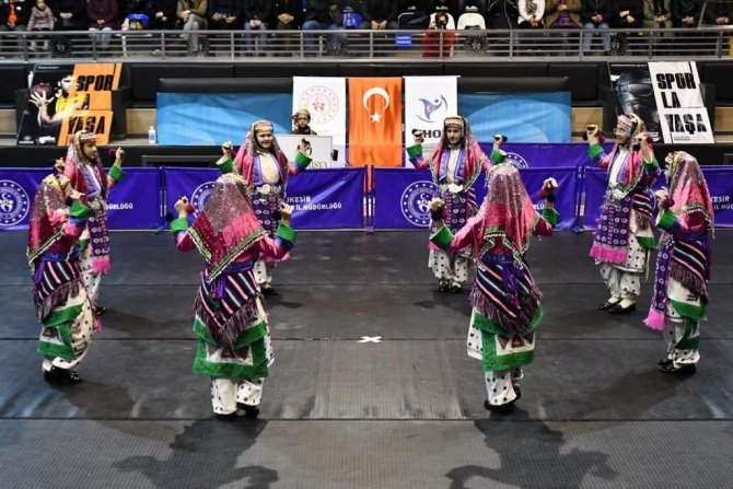 Balıkesir’de Halk Oyunları Şenliği Yapıldı