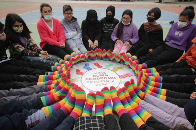 Down Sendromuna Dikkat Çekmek İçin Renkli Çoraplar Giydiler