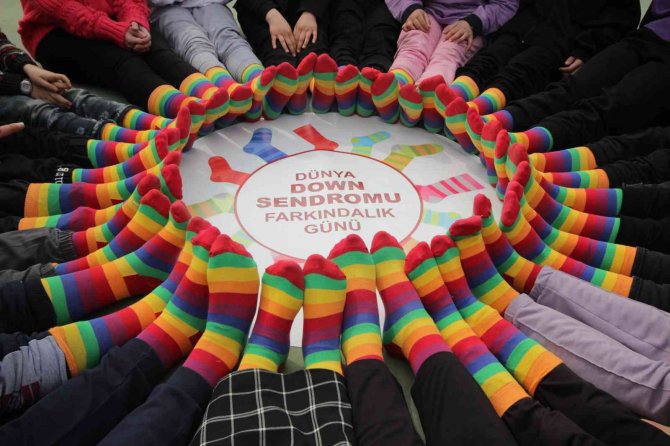 Down Sendromuna Dikkat Çekmek İçin Renkli Çoraplar Giydiler