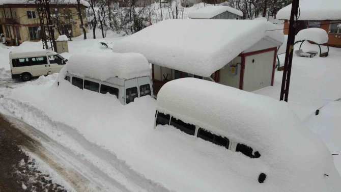 500 Rakımlı Köyde Araçlar Kar Altında Kaldı