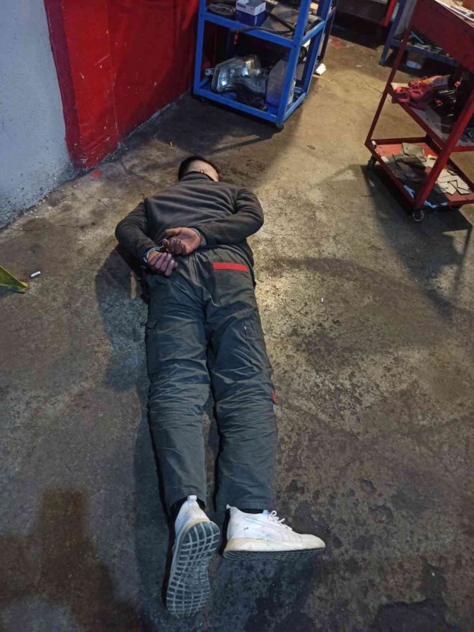 Kasten Yaralama Suçundan Aranan Şahsın İş Yeri Kaçak Silah İmalathanesi Çıktı