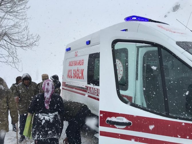 Üç Bin Rakımlı Mereto Dağı Eteklerinde Hastalanan Çocuklara 8 Saatte Ulaşıldı