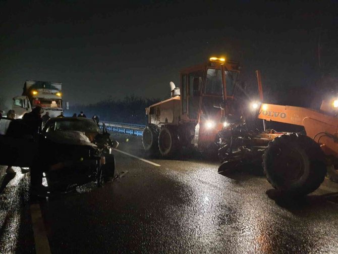 Otomobil İle İş Makinesinin Karıştığı Trafik Kazasında 3 Kişi Yaralandı