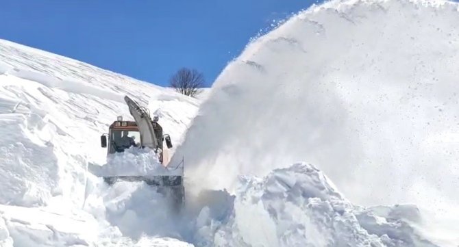 Bingöl’de Kapalı Olan 32 Köy Yolunda Çalışma Sürüyor