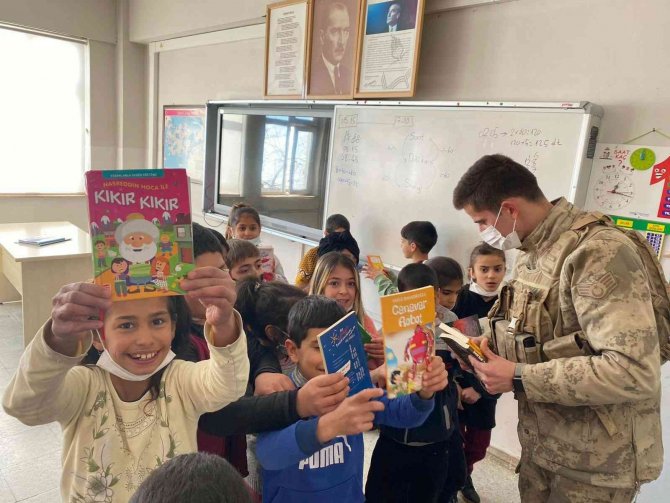 Bingöl’de Jandarma Ekipleri Öğrencilerle Bir Araya Geldi