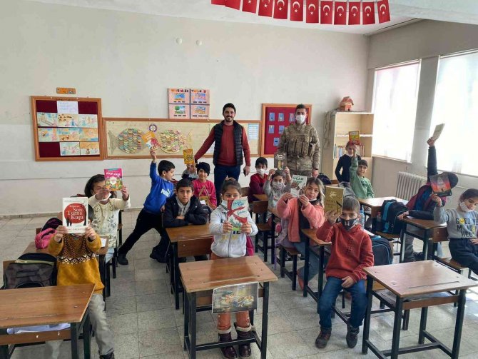 Bingöl’de Jandarma Ekipleri Öğrencilerle Bir Araya Geldi
